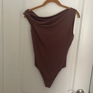 Aritiza Babaton (The Group) off the shoulder bodysuit